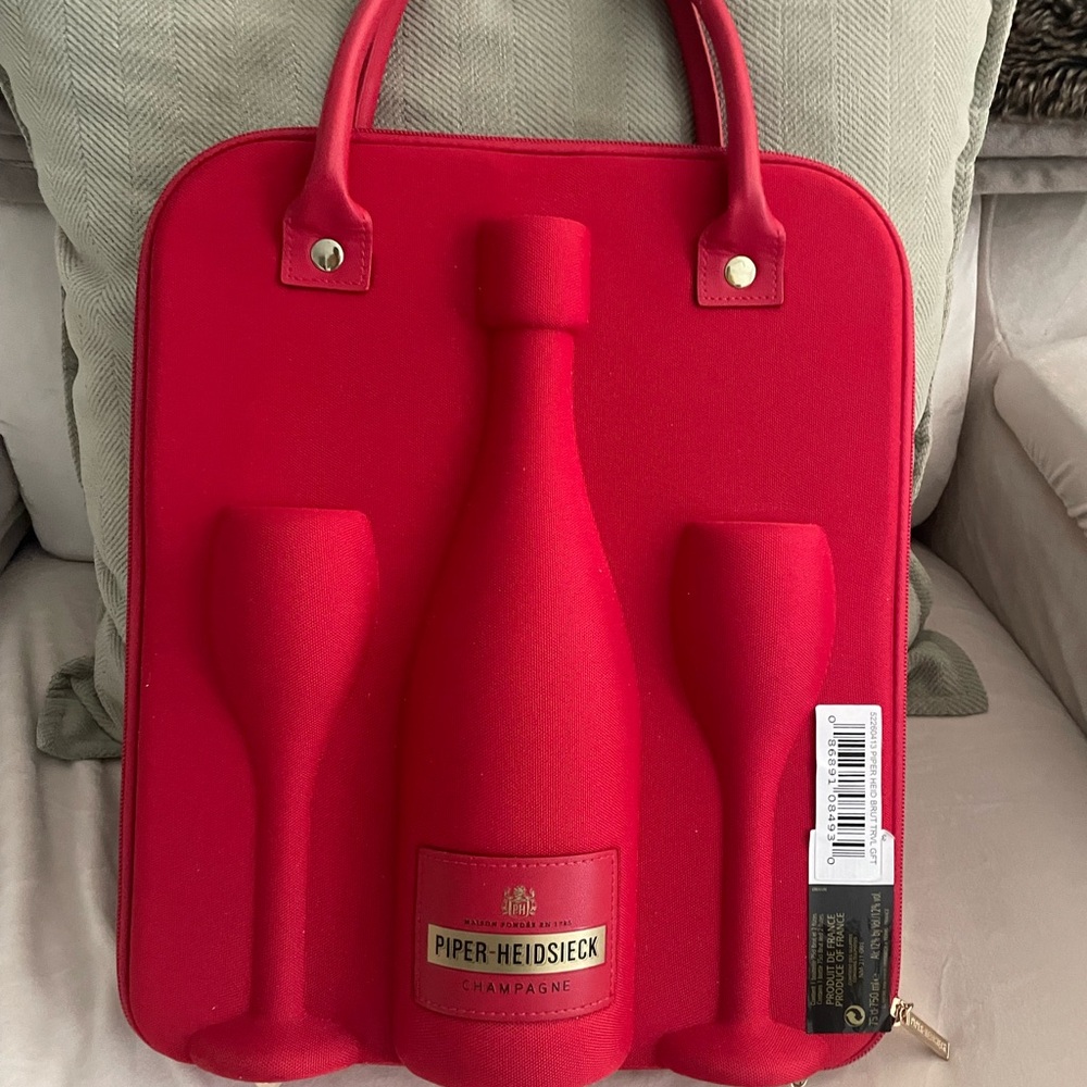 Piper Heidsieck bottle carrier with glasses. - Picture 2 of 4